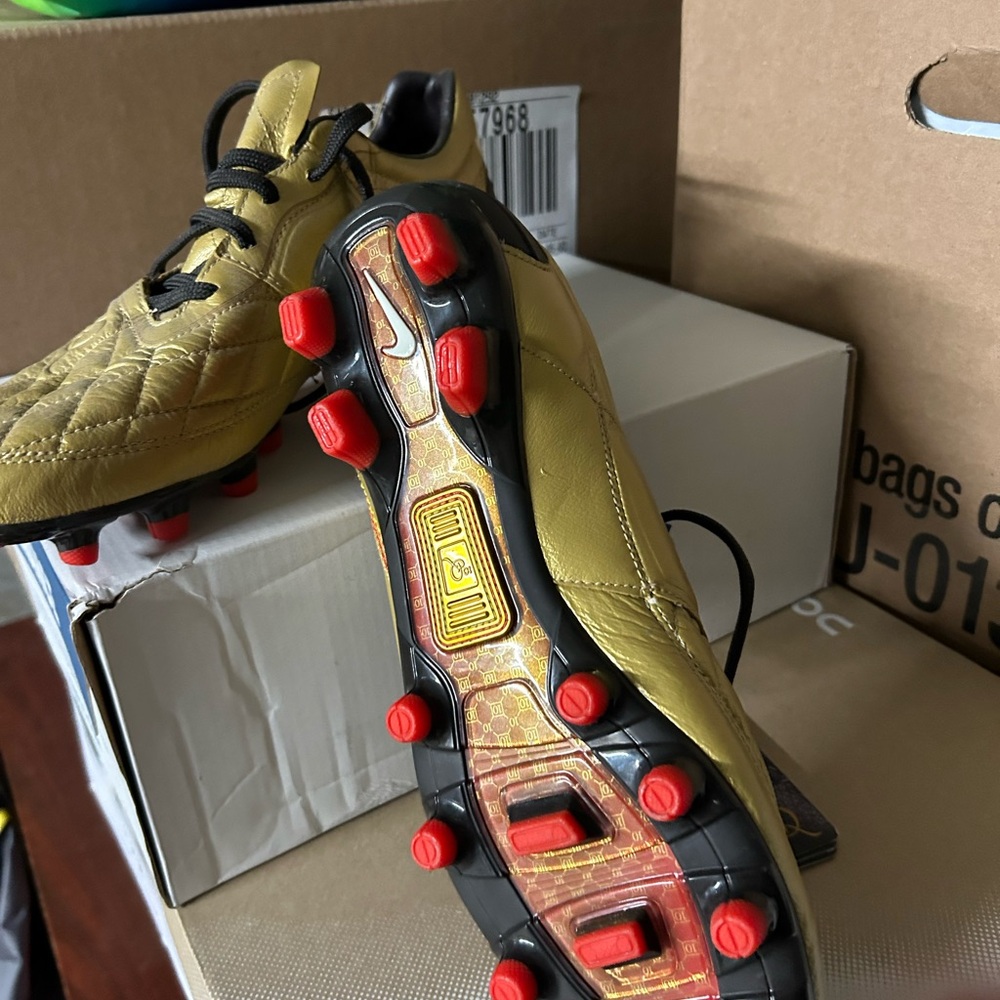 Men’s soccer cleats. Original condition. Never worn. Autograph by Ronaldino.